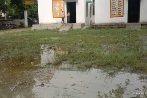 रायबरेली: स्कूल परिसर में भरा पानी, सफाईकर्मी कर रहे बाबूगिरी 