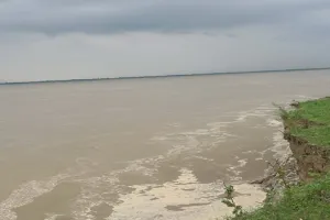 अयोध्या: सरयू के बढ़ते जलस्तर से कटान तेज, बलुइया के बाद रामपुर पुआरी जद में 