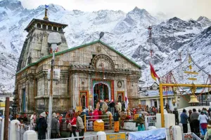 Kedarnath: फोटो प्रतिबंधित होने के बावजूद मुरारी बापू ने करी गर्भ गृह की फोटो सार्वजनिक, बीकेटीसी पर उठे सवाल