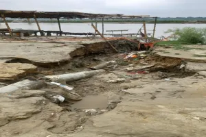 रायबरेली: बरसात से बहा गंगा तट का मार्ग, डूबे पुरोहितों के तख्त, दो दिनों में बढ़ा ढाई फिट जलस्तर 