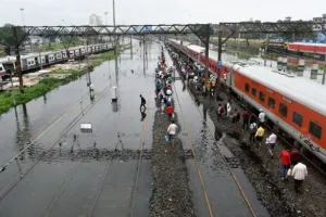 जलभराव के कारण पिछले कुछ दिनों में 300 से अधिक मेल और एक्सप्रेस, 406 पैसेंजर ट्रेन रद्द 