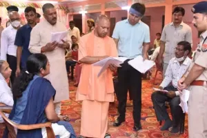 मुख्‍यमंत्री योगी ने जनता दर्शन में सुनीं जनसमस्‍याएं, दिया समाधान का आश्वासन 