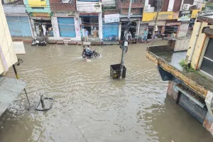 संभल: भारी बारिश से गिरे मकान, आधा दर्जन से अधिक लोग घायल