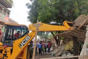 Khatima News: अतिक्रमण पर गरजी जेसीबी, पांच झोपड़ियां ध्वस्त, सार्वजनिक भूमि, खंती व नाले को किया मुक्त
