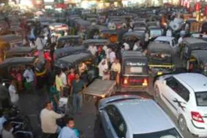 Bajpur News: रेलवे फाटक खराब होने पर वाहनों से लगा जाम, लोग परेशान