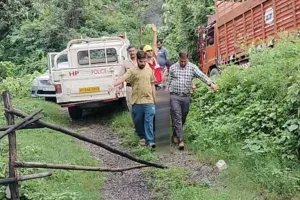 हिमाचल प्रदेशः बिलासपुर में खाई में गिरी कार, महिला सहित तीन की मौत 