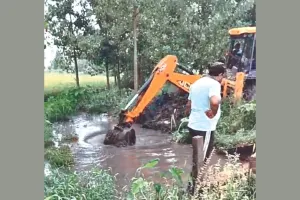 Dineshpur: झमाझम हुई बारिश से बंद नहर व बरसाती नाला को जेसीबी से खुलवाया