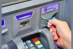 फिल्मी अंदाज में एक लाख रुपये की नगदी से भरी एटीएम मशीन ले उड़े बदमाश, पुलिस देती रही गश्त