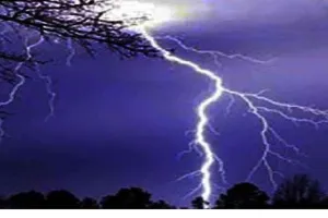 मध्य प्रदेशः बिजली गिरने से एक बच्चे की मौत, आधा दर्जन लोग झुलसे 