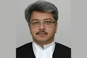 केरल हाईकोर्ट के नए मुख्य न्यायाधीश बने आशीष देसाई, राज्यपाल ने दिलाई शपथ