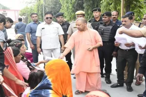 गोरखपुर: जनता दर्शन में बोले सीएम योगी- जनसमस्‍या का समाधान करने में कोताही न बरती जाए 