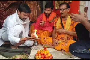 वाराणसी: अपना दल कमेरावादी पार्टी का विरोध, टमाटर का शिवलिंग बनाकर किया पूजन
