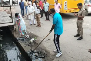 शाहजहांपुर: महापौर ने साफ की नाली, लगाई झाडू