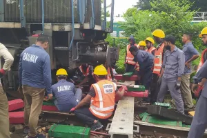 शाहजहांपुर: शंटिग करते समय पटरी से उतरी पैसेंजर ट्रेन, मचा हड़कंप