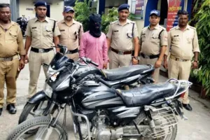 किच्छा: चोरी की दो बाइक के साथ पुलिस ने पकड़ा, सीसीटीवी फुटेज बने मददगार