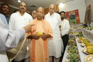 सीएम योगी ने किया आम महोत्सव का उद्घाटन, कहा- आम की 725 प्रजातियों की प्रदर्शनी लगाई गई