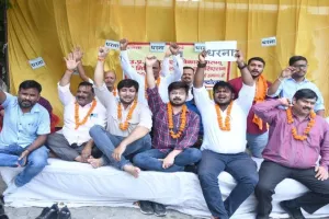 लखनऊ : धरना देकर मांगी पदोन्नति और लंबित भुगतान 