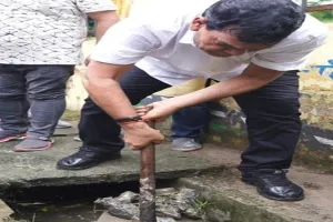 लखनऊ : नगर विकास मंत्री ने नाली की सफाई कर की महाभियान की शुरूआत 