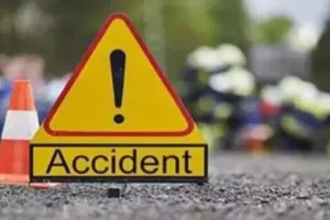 फिरोजाबाद में खड़े ट्रक से भिड़ी वैन, एक की मौत 15 घायल 