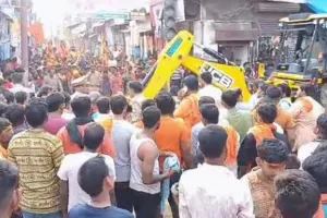 बरेली: कुतुबखाना चौक पर बोल्डरों से रास्ता बंद होने पर भड़के कांवड़िए, नारे लगाते हुए किया हंगामा