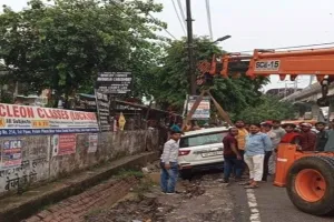 Video : मुंशीपुलिया के नाले में घुसी कार, आक्रोशित व्यापारियों ने किया प्रदर्शन 