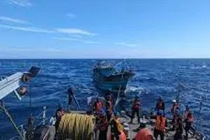 भारतीय नौसेना ने बंगाल की खाड़ी में फंसे 36 मछुआरों को बचाया 