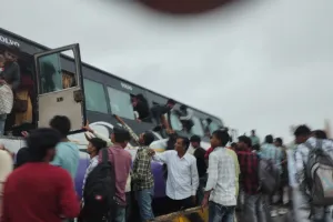 अमरोहा: चालक का संतुलन बिगड़ने से डिवाइडर से टकराई यात्रियों से भरी बस, मची अफरा-तफरी