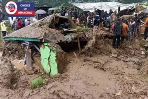 हिमाचल में बारिश का कहर जारी, कई शहरों में घर और गाड़ियां पानी में बहे, सड़कें और हाइवे क्षतिग्रस्त