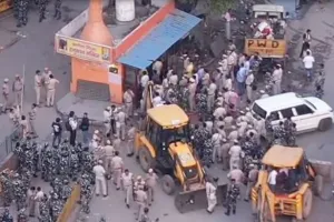 दिल्ली में चला पीडब्लूडी का बुलडोजर, फोर्स की मौजूदगी में मंदिर को किया गया ध्वस्त 