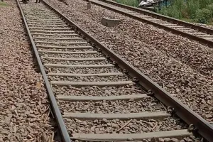 बरेलीः महिला ने आठ साल के बेटे के साथ लगाई ट्रेन के आगे छलांग, मौत