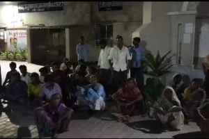 रायबरेली: दलितों के कब्रिस्तान पर प्लाटिंग होने से भड़के ग्रामीण, डीएम ऑफिस का किया घेराव