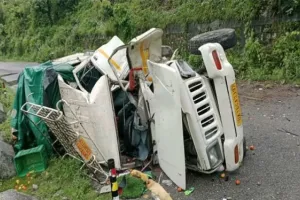 देहरादून: बोल्डर की चपेट में आया वाहन, 2 की मौत, 4 घायल 