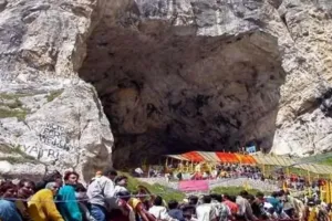 अमरनाथ यात्रा: 4,400 से अधिक श्रद्धालुओं का दूसरा जत्था जम्मू शिविर से कश्मीर रवाना 