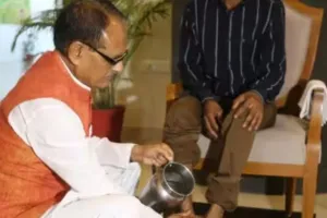 सीएम शिवराज सिंह चौहान ने पेशाब घटना के पीड़ित युवक के धोए पैर, मांगी माफी