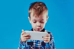 आपका बच्चा भी हर समय करता है स्मार्टफोन का यूज, इन तरीकों से छुड़वाएं ये लत 