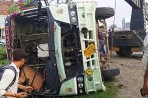 श्रद्धालुओं से भरी बस पलटी, एक की मौत, तीन की हालत गंभीर 