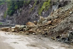 हल्द्वानी: मलबा आने से जिले में फिर बंद हुए ग्रामीण मार्ग