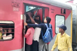 बरेली: जान पर खेलकर ट्रेनों में सफर करने को मजबूर यात्री