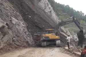 Uttarakhand Weather Update: भारी बारिश का ऑरेंज अलर्ट जारी, राहत के लिए हेलिकॉप्टर तैनात, सैकड़ों सड़कें बंद