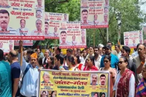 दिल्ली के जंतर-मंतर पर जुटे हजारों कर्मचारी, पुरानी पेंशन बहाली समेत अन्य मांगों के लिए निकाली रैली