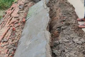 बरेली: बारिश में धंसा चार साल पहले बना सीसी रोड, लोगों को सता रही चिंता