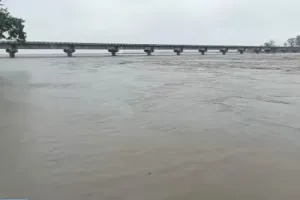 टनकपुर: शारदा नदी उफान पर, घाट पर बढ़ा बाढ़ का खतरा 