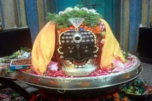 लखनऊ : सावन के पहले सोमवार पर मंदिरों में उमड़ी भक्तों की भींड़