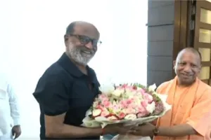 सीएम योगी से मिले साउथ सुपरस्टार रजनीकांत, पैर छूकर लिया आशीर्वाद