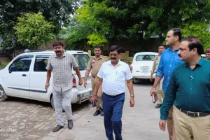 लखनऊ: डीटीसी ने आरटीओ कार्यालय में मारा छापा, भागने लगे दलाल