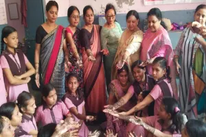 बहराइच: हरियाली तीज पर मेंहदी प्रतियोगिता का आयोजन, स्नेहा को प्रथम तो ज्योति मिला द्वितीय स्थान 