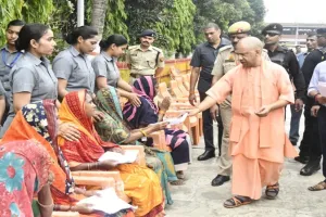 मुख्यमंत्री योगी ने गोरखपुर में लगाया जनता दरबार, अधिकारियों को दिए निस्तारण के आदेश