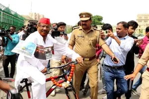 यूपी मानसून सत्र : सपा विधायक ने गले में टमाटर की माला डालकर महंगाई के खिलाफ जताया विरोध