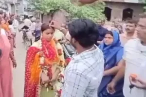 वाराणसी: प्रेमी-प्रेमिका ने सरेराह रचाई शादी, पुलिस, पड़ोसी और  राहगीर बने इस अनोखी शादी के साक्षी, जानें मामला 