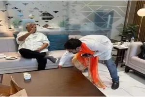 भाजपा सांसद निरहुआ ने की लालू प्रसाद यादव से मुलाकात, पैर छूकर लिया आशीर्वाद